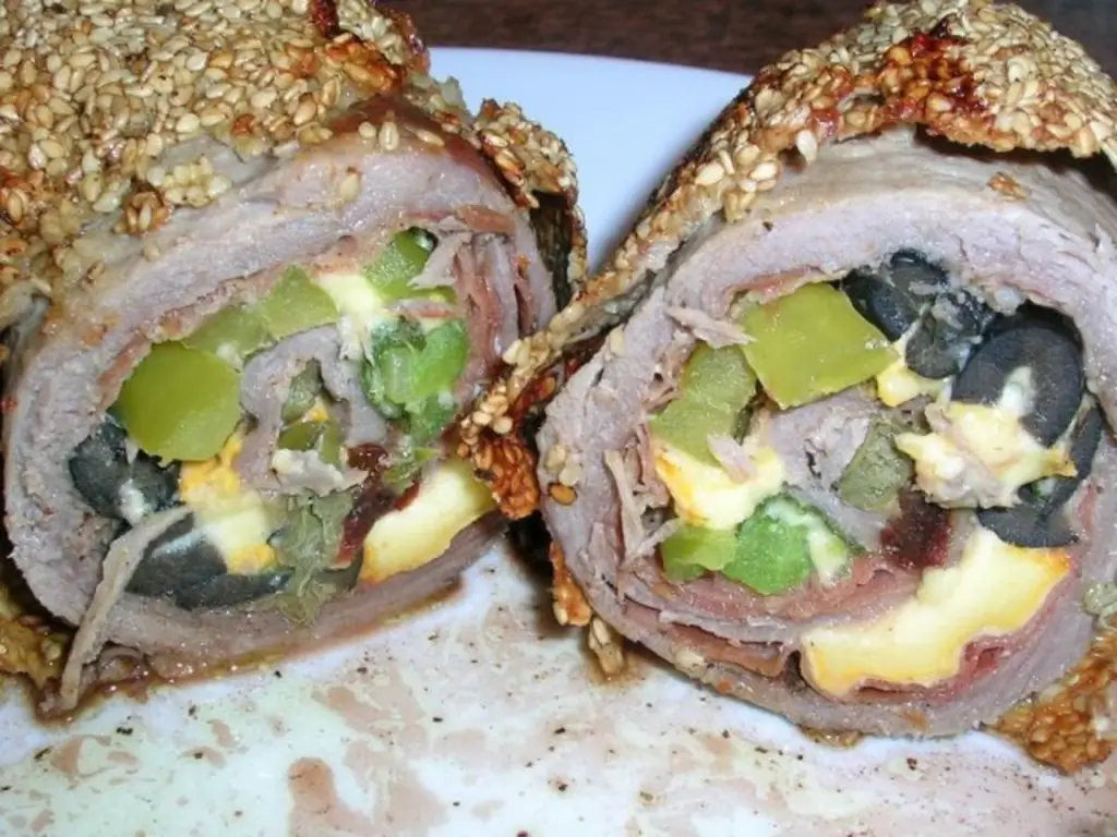 Рулады из телятины, со средиземноморской начинкой в кунжутной корочке, с соком розмарина + помидоры