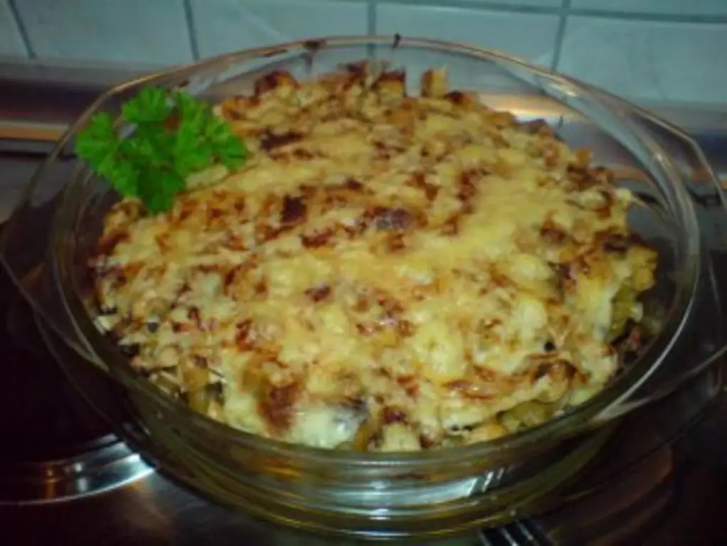 Запеканка из макарон с грибами в соусе бешамель