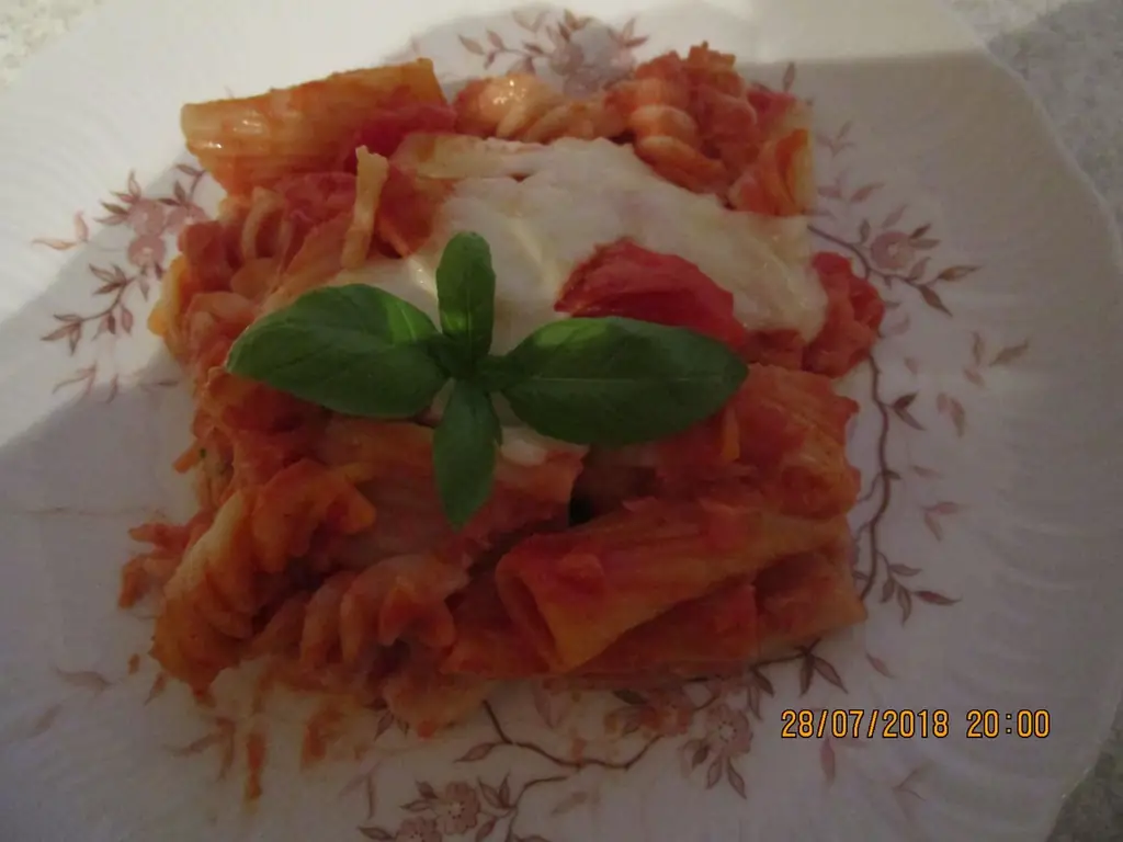 Сливочная запеканка с помидорами/макаронами и моцареллой