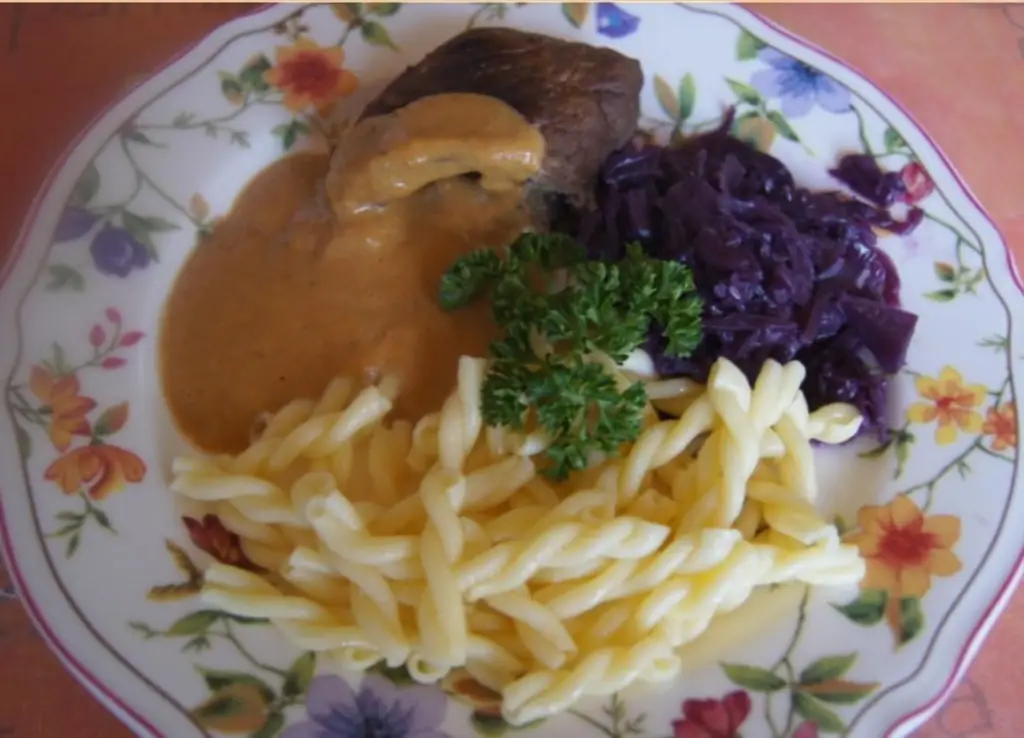 Говяжий рулет с сытным соусом, красной капустой и лапшой