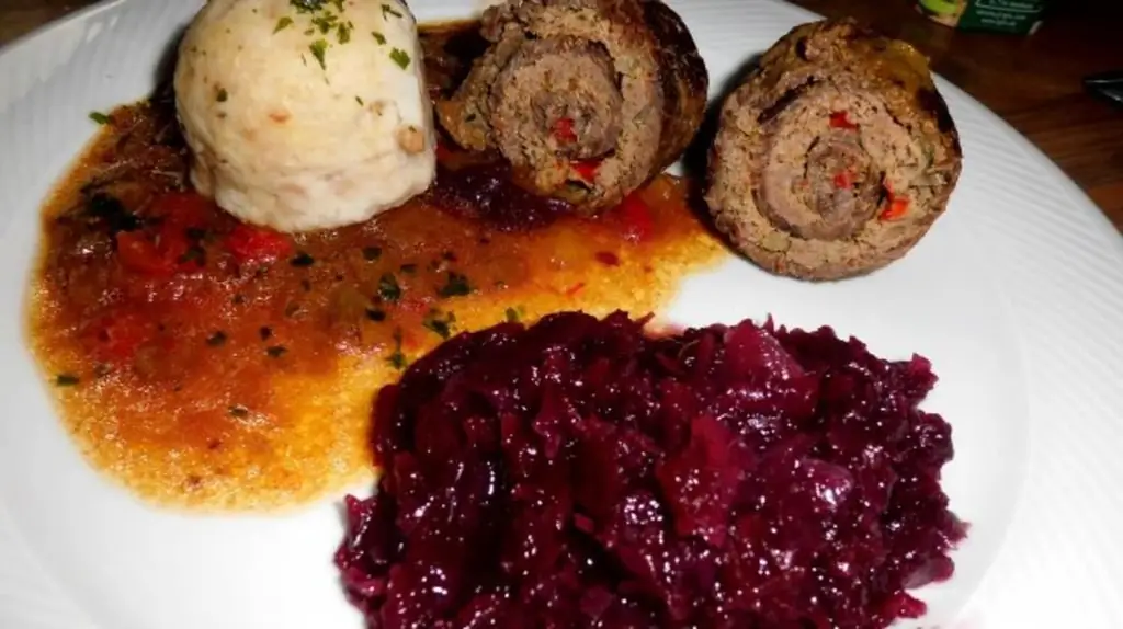 Говяжьи рулеты с начинкой из мясного фарша и паприки