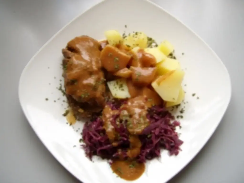 Говяжьи рулеты вкусные говяжьи рулеты в соусе из красного вина