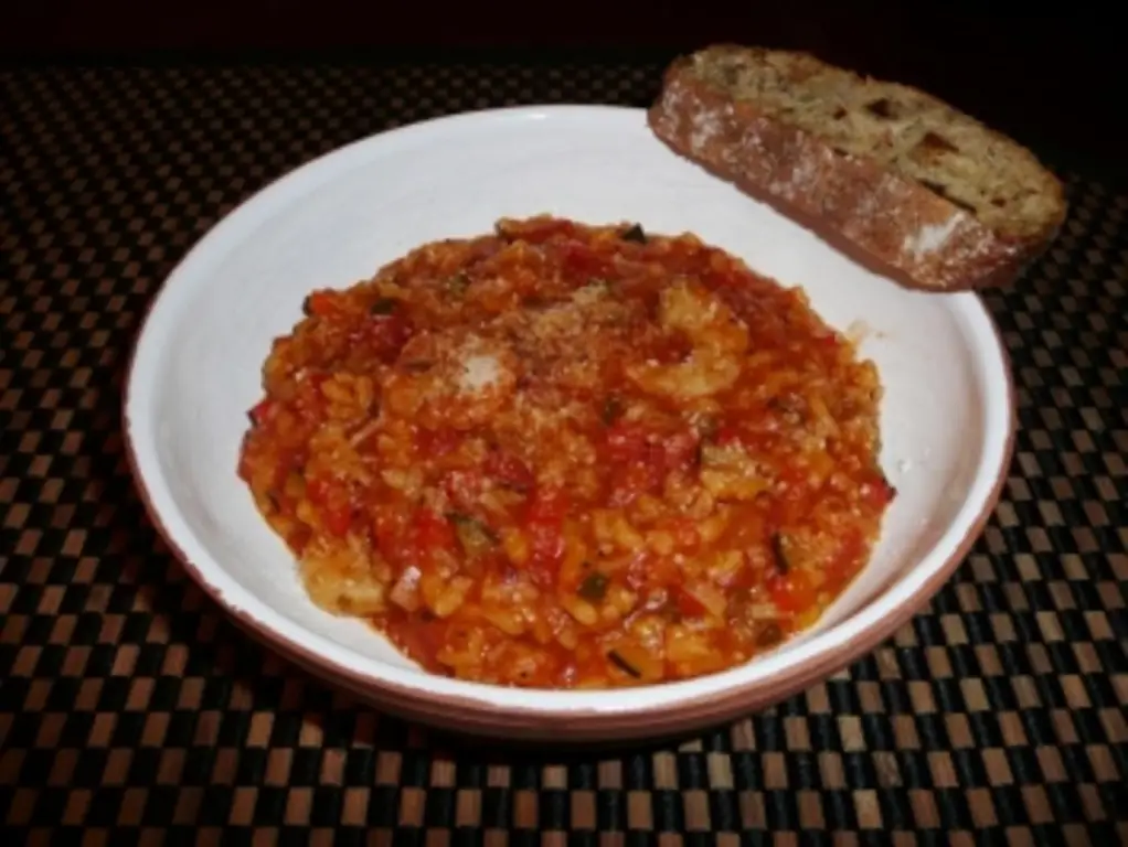 Красочное овощное ризотто с креветками и шафраном