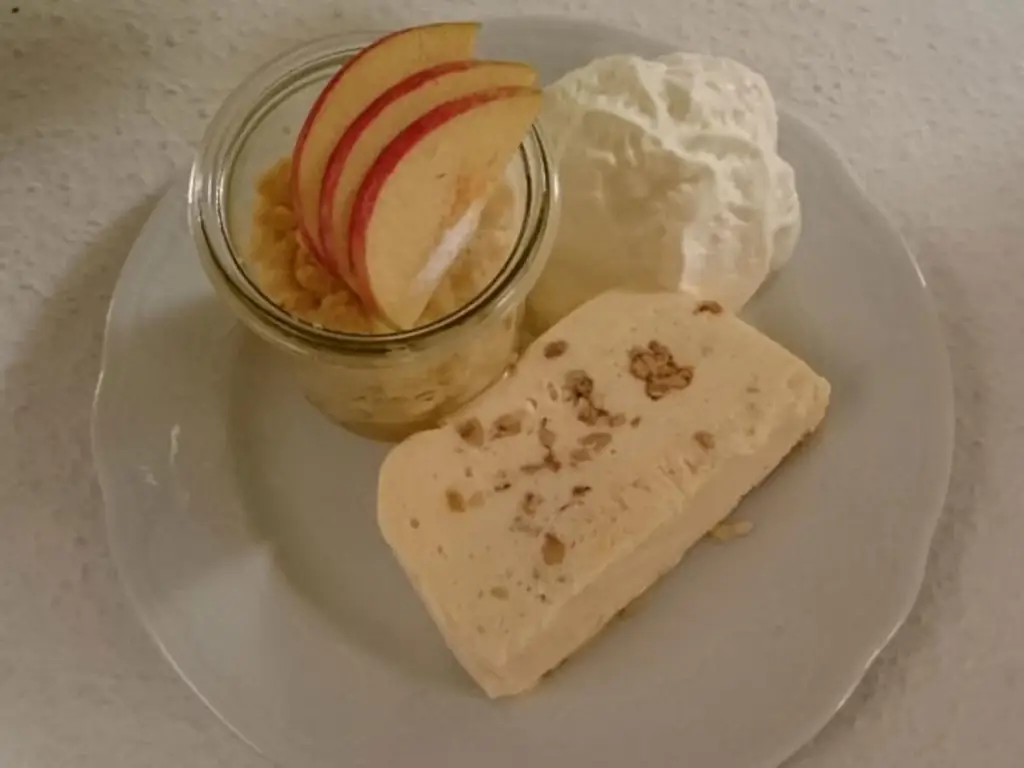 Парфе из грецких орехов с яблочной крошкой