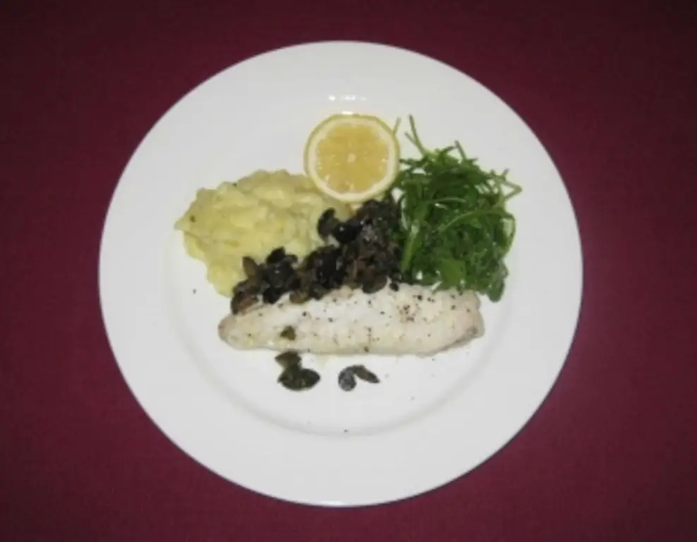 Морской черт с оливковым соусом и лимонами