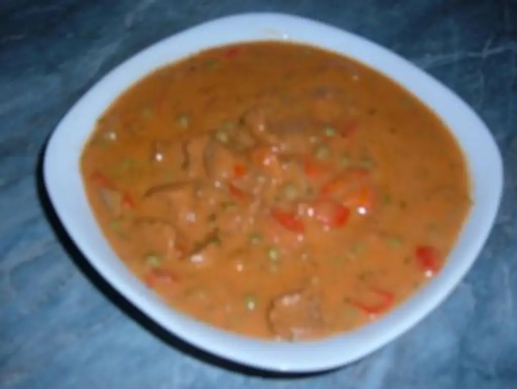 Мясо: гуляш с большим количеством соуса.))))))))