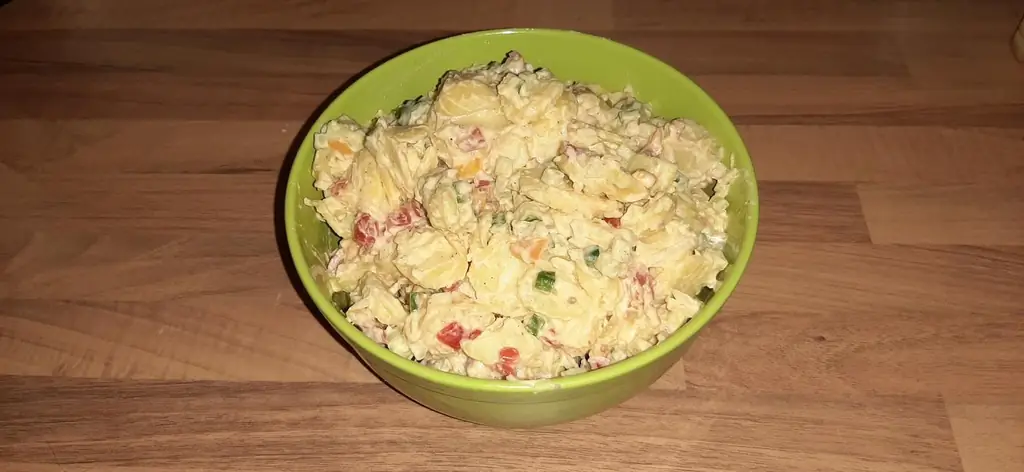 Простой картофельный салат с овощами