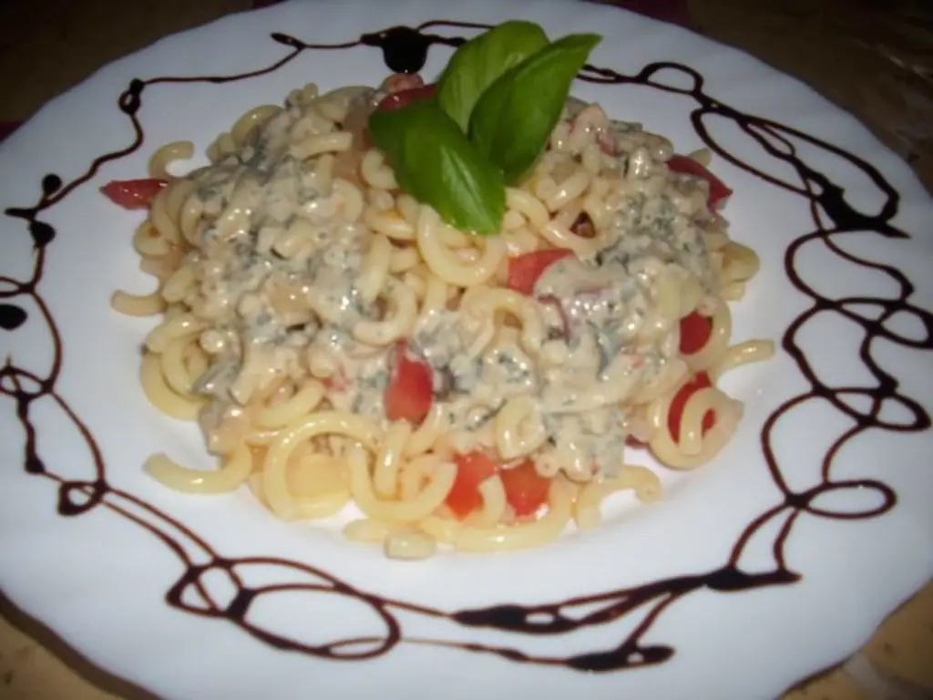 Легкий салат с макаронами