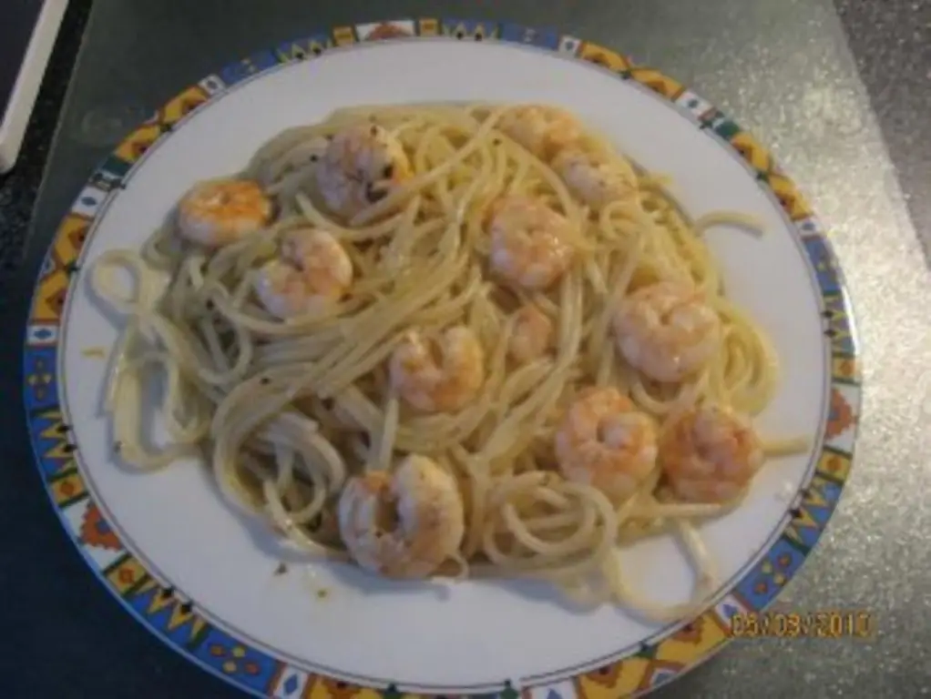 Спагетти с чесноком, маслом и креветками
