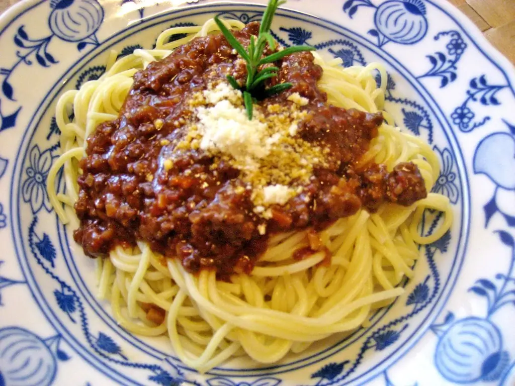 Паста с соусом из мясного фарша