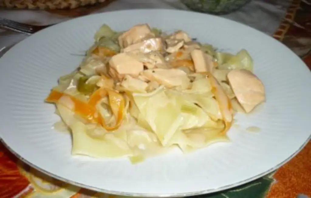 Лапша из лосося с тонкой ленточной лапшой и маслом