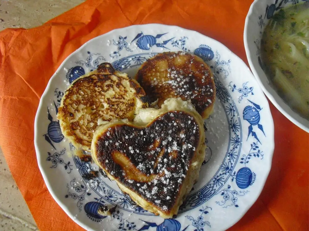 Яблочные оладьи и куриный суп с лапшой