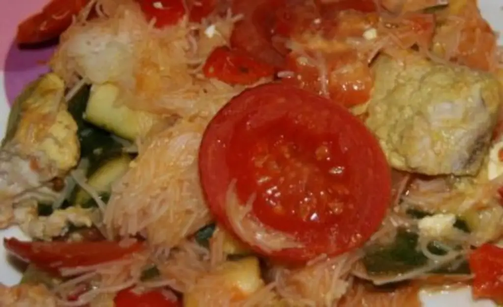 Филе сома с рисовой лапшой и овощами