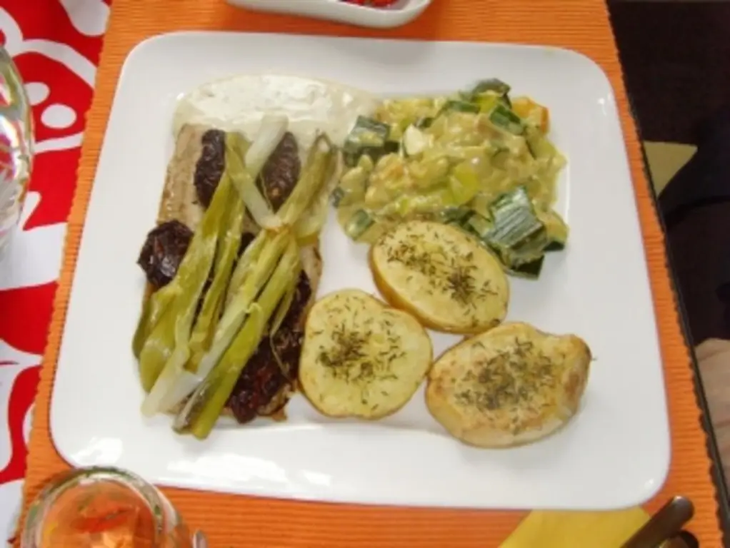 Филе сома под крышкой, на луке-порее