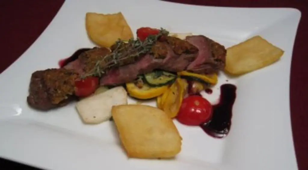 Розовое жареное седло ягненка с корочкой из трав, цукини и картофельным печеньем