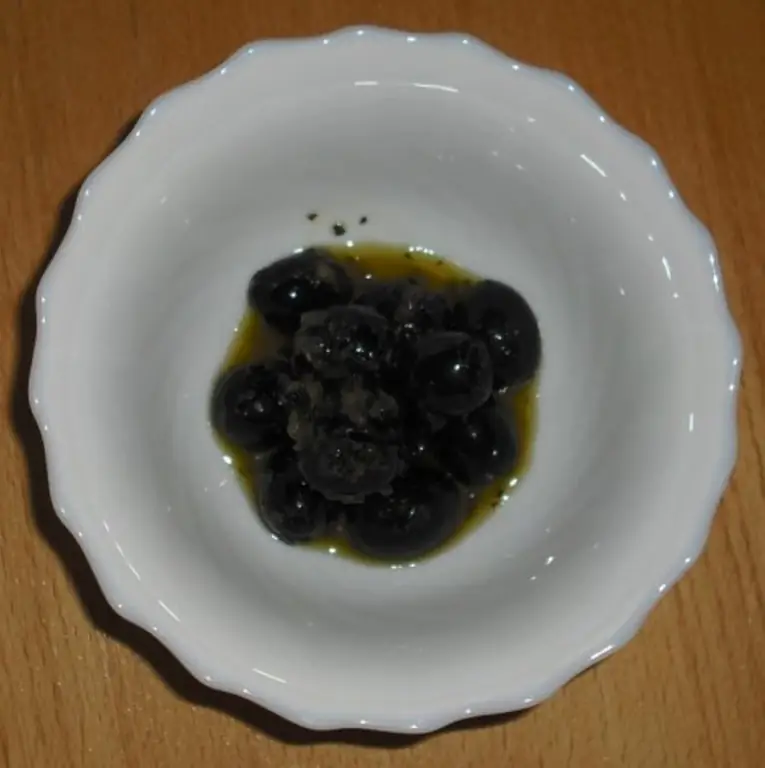 Оливки с чесноком и зеленью