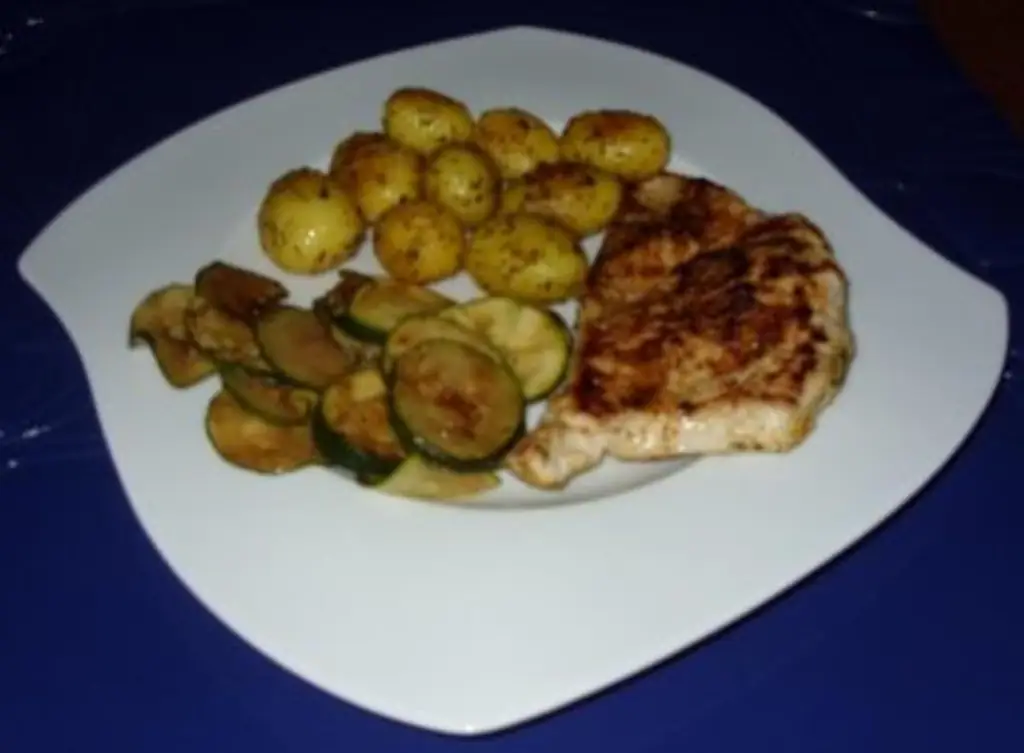 Эскалоп из индейки с картофелем с розмарином и жареными кабачками