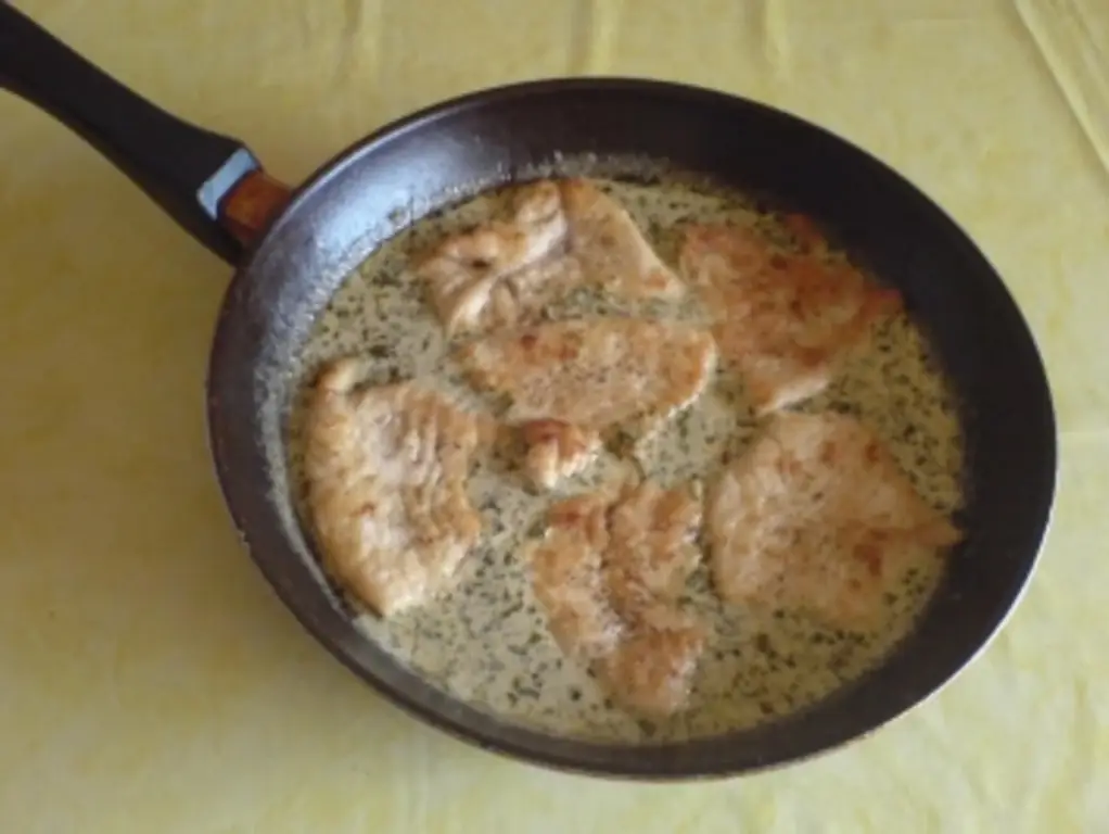 Эскалоп из индейки в соусе с травами