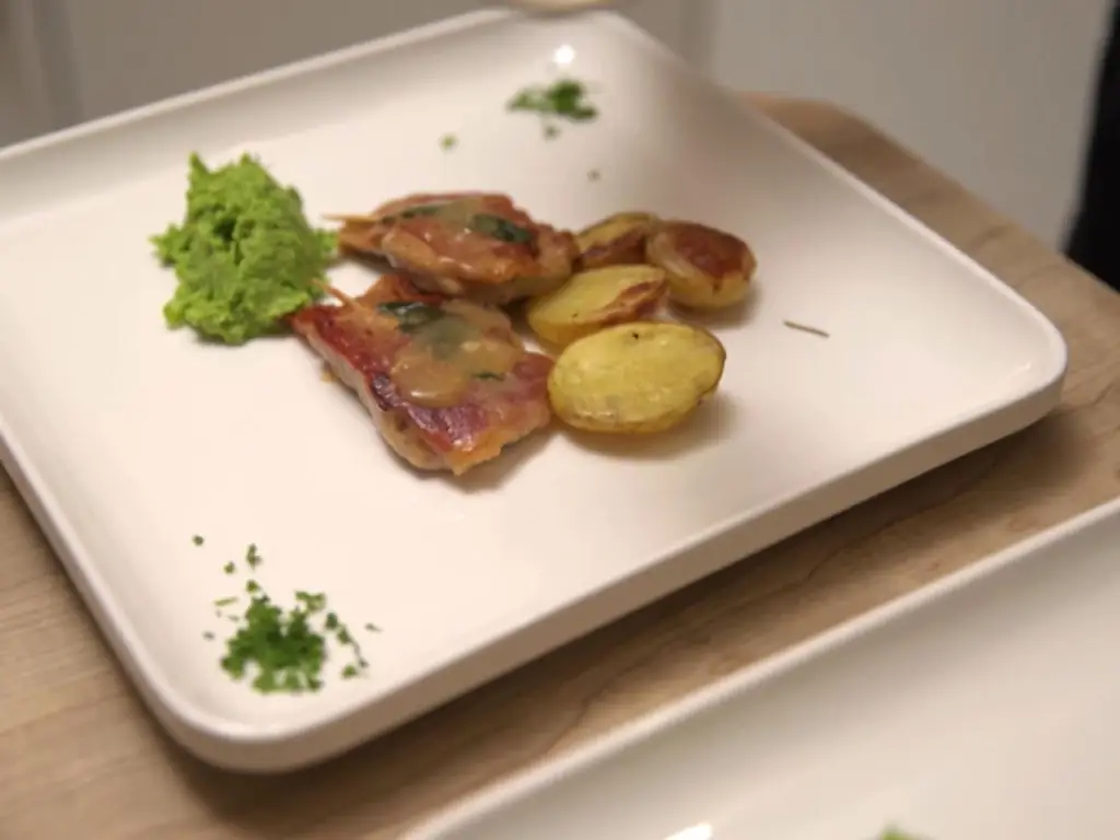 S altimbocca alla Romana, картофель с розмарином и горох