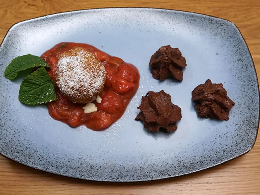 Мороженое с ревенем, клубникой и шоколадом