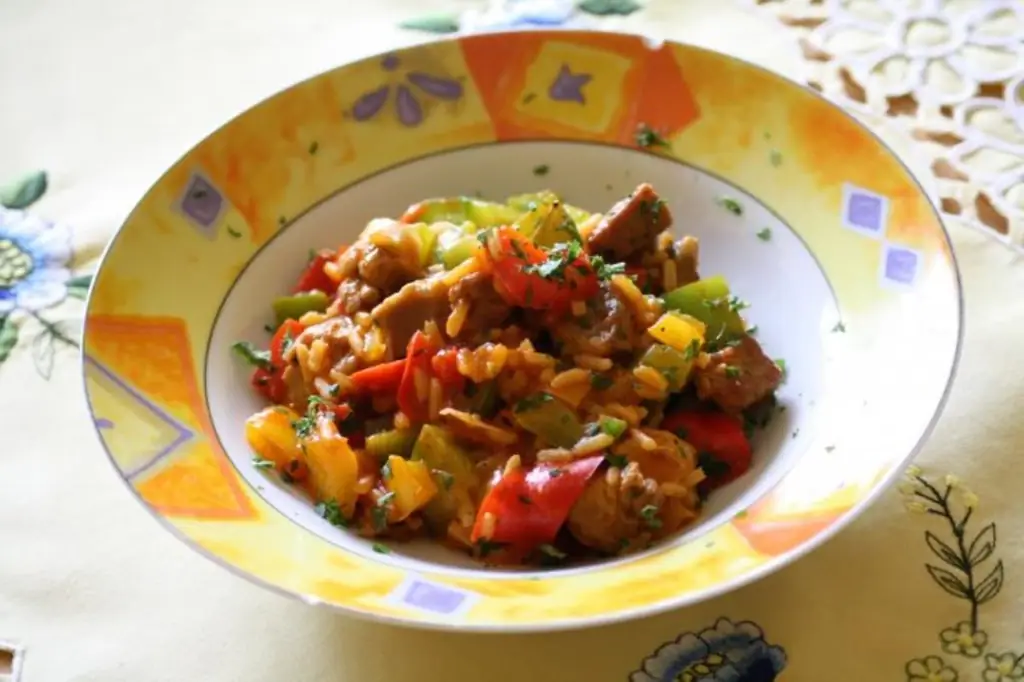 Красочное рисовое мясо