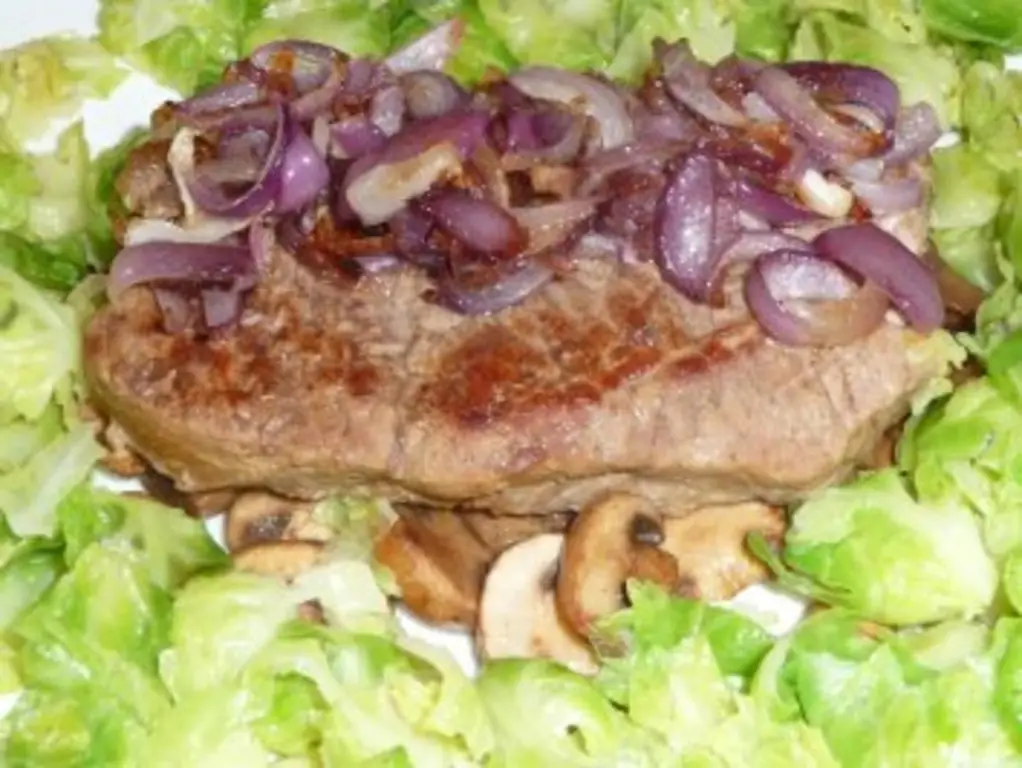 Рампстейк с луковой корочкой на грибах
