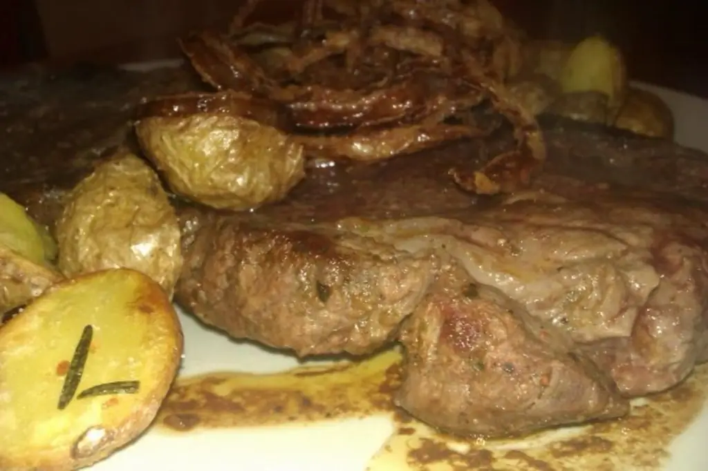Стейк Рибай с жареным луком и картофелем с розмарином