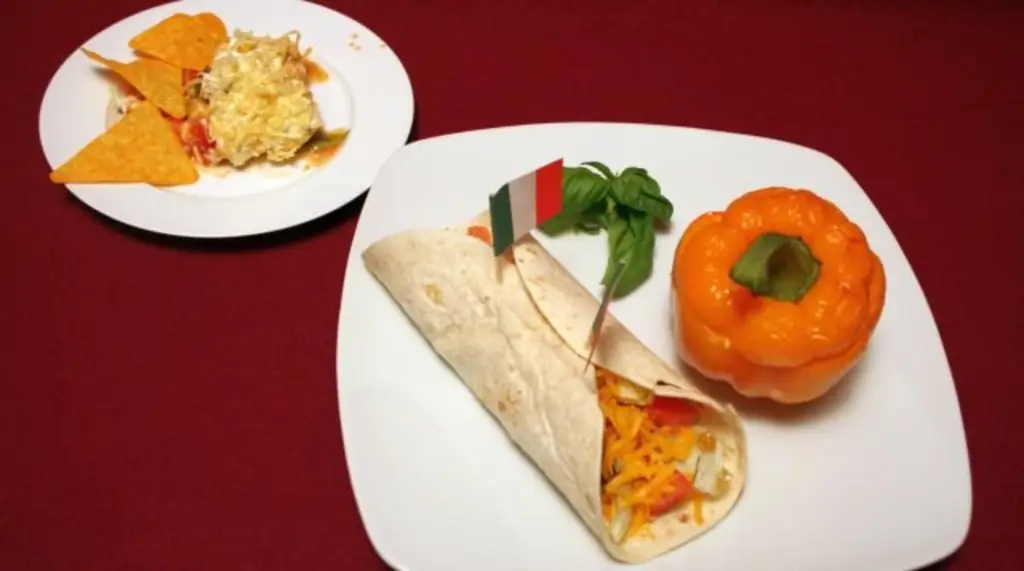 Фахитас с ромштексом, запеченным перцем с рисовой начинкой и слоеным салатом