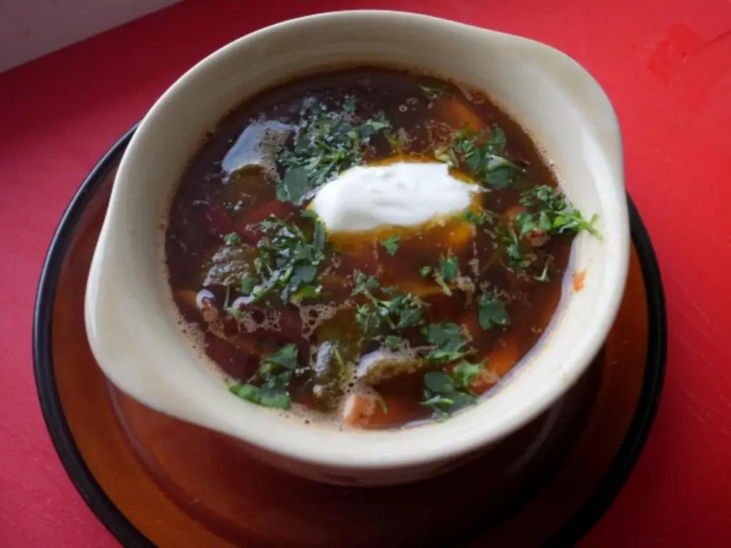Солянка с соусом и луком