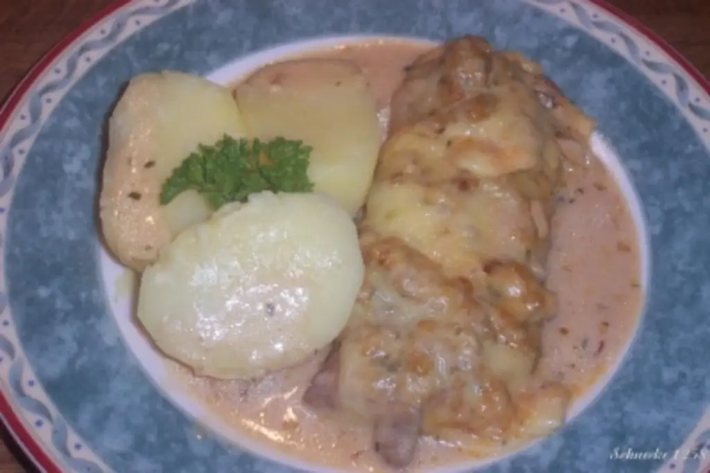 Шницель на сковороде с нарезанными грибами и нарезанным кубиками луком