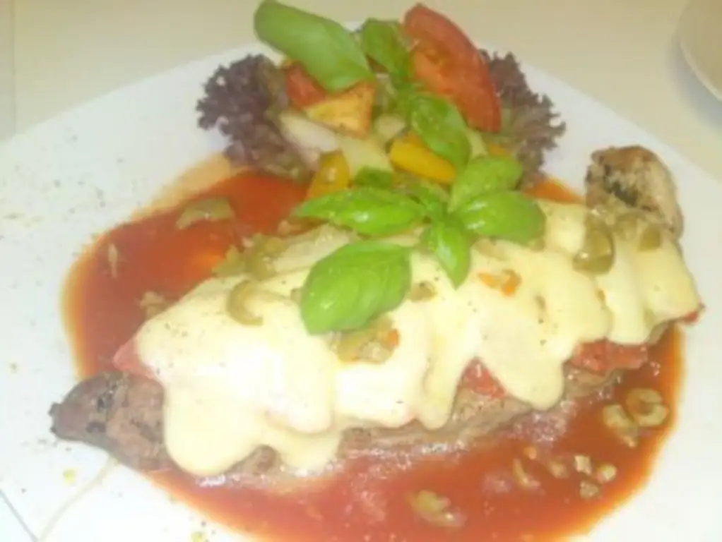 Свинина, запеченная с помидорами и моцареллой
