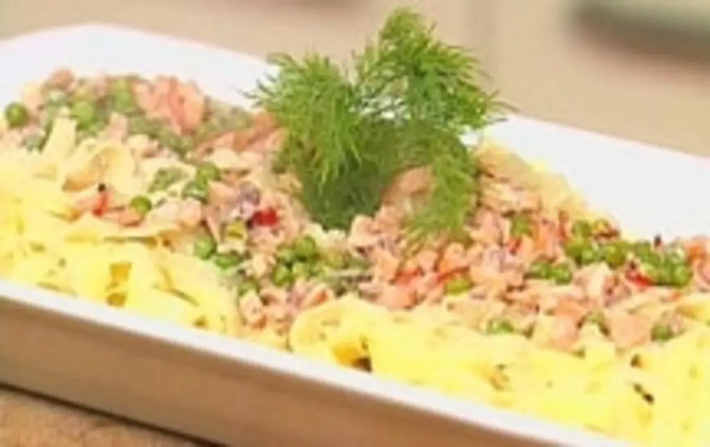 Паста с лаймовым кремом, копченым лососем и горошком