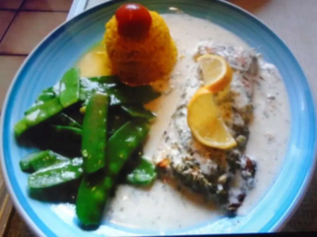 Запеченное в духовке филе лосося с горохом и рисом басмати