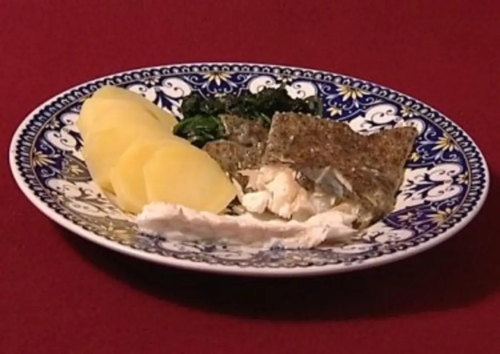 Тюрбо, приготовленное целиком с соусом из белого вина, листовым шпинатом и картофелем