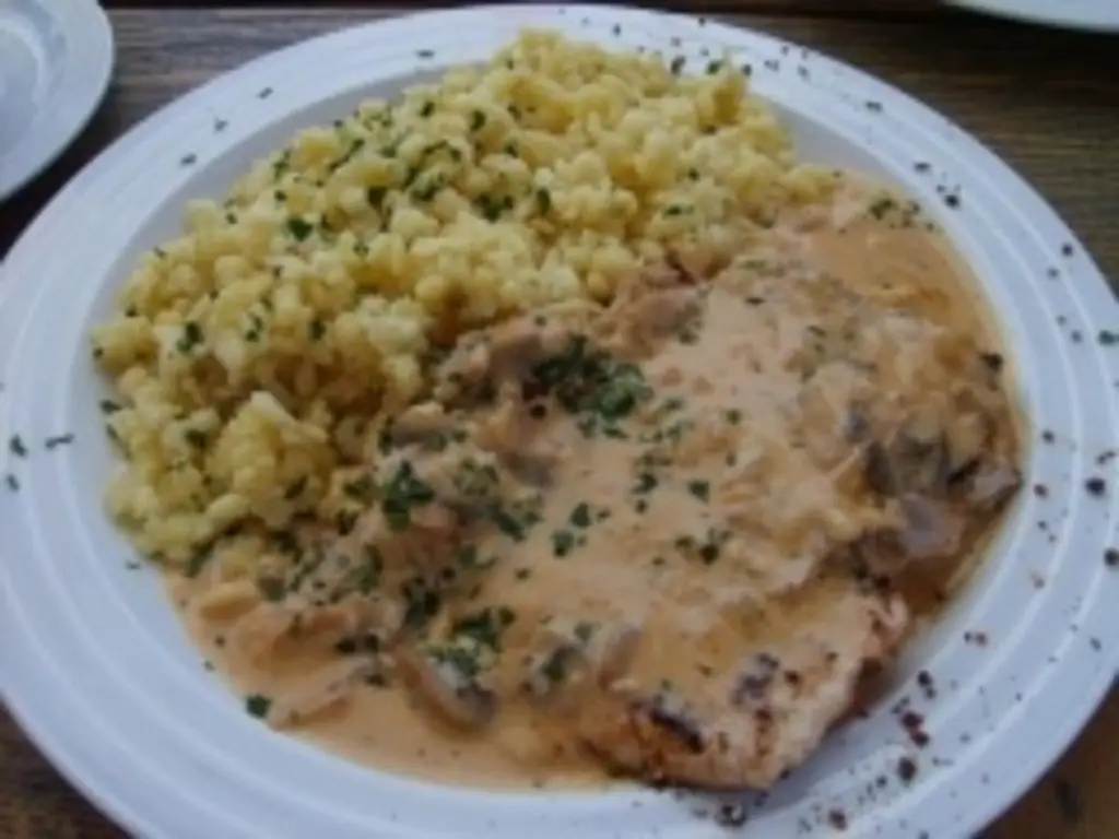 Шницель с грибами и рисом с зеленью