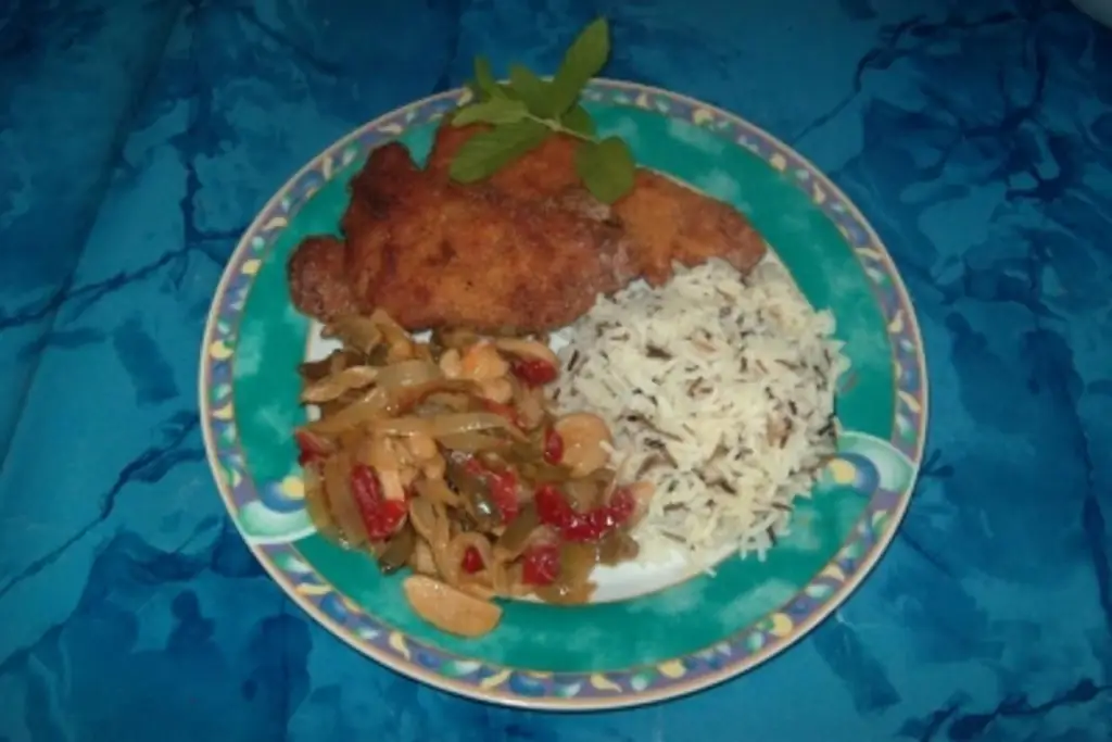 Эскалоп из индейки с луком