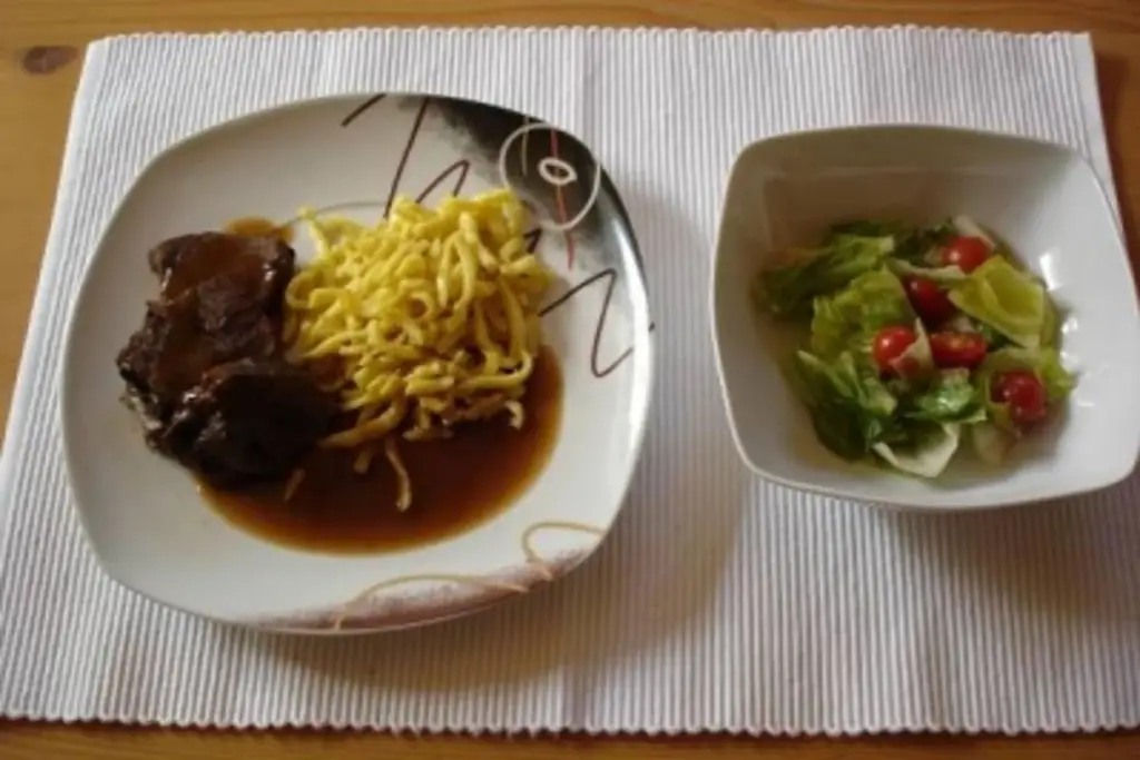 Говядина тушеная с соусом из красного вина