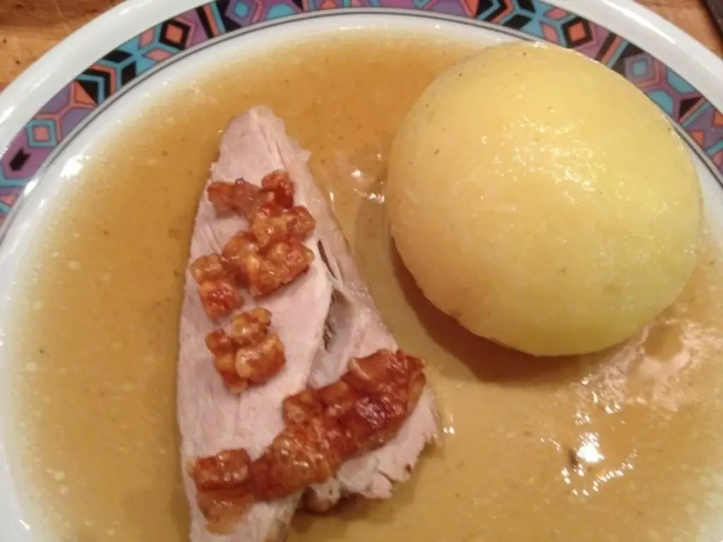 Жаркое из корочки с жареной свининой со шкварками и свежей зеленью