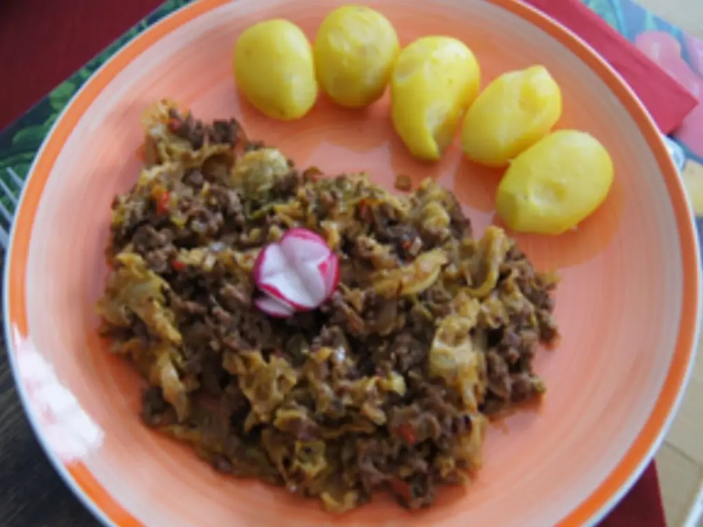 Сытная кастрюля савойской капусты с ребенком