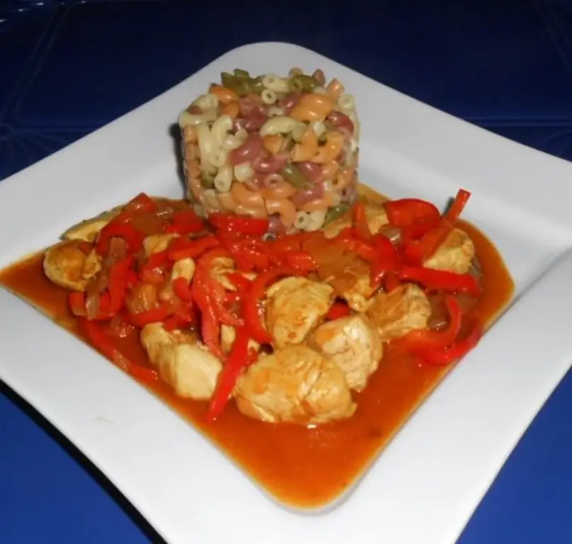 Курица с полосками перца и разноцветной лапшой