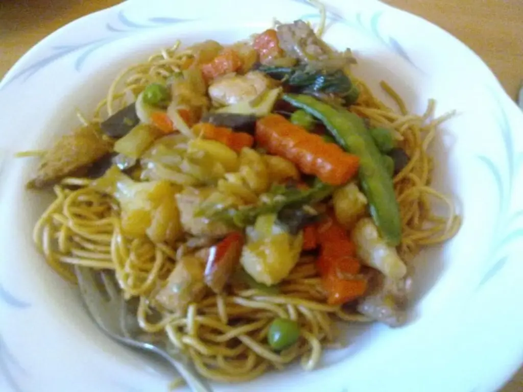 Китайская лапша с овощами и курицей