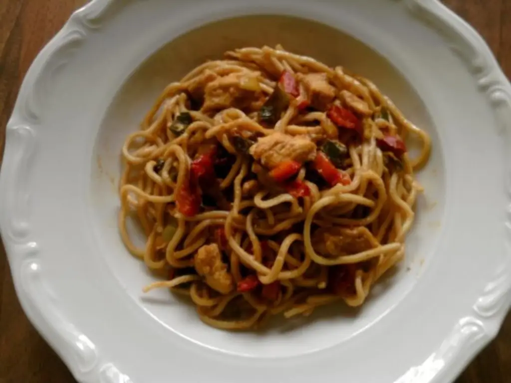 Жареная лапша с курицей и овощами