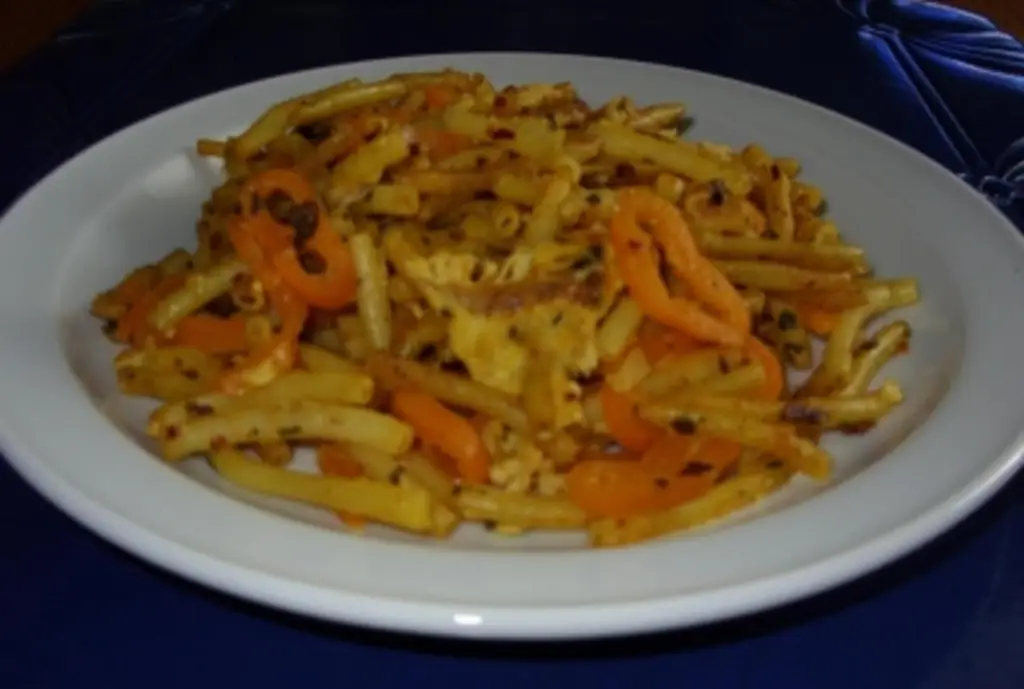 Жареная лапша с яйцом и перцем
