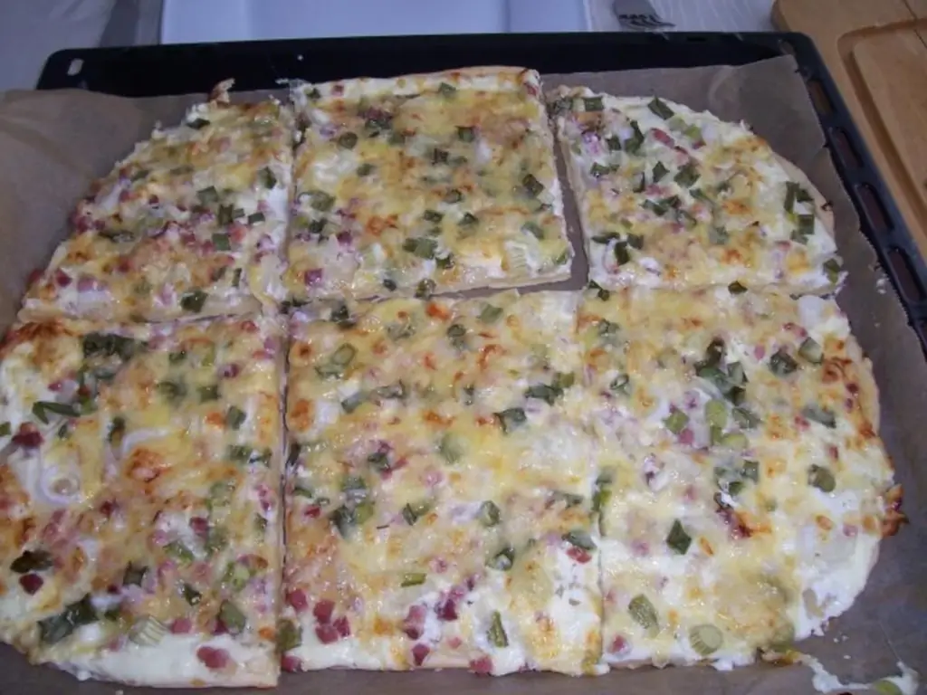 Фламмкухен, запеченный с сыром