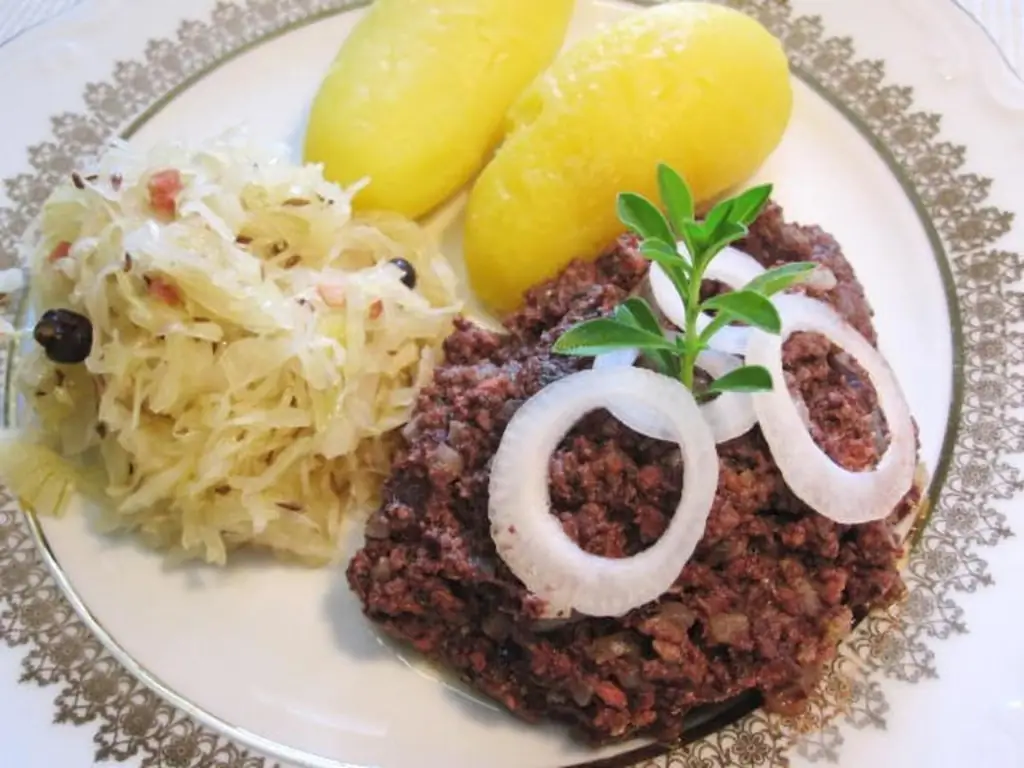 Финзель с квашеной капустой и отварным картофелем