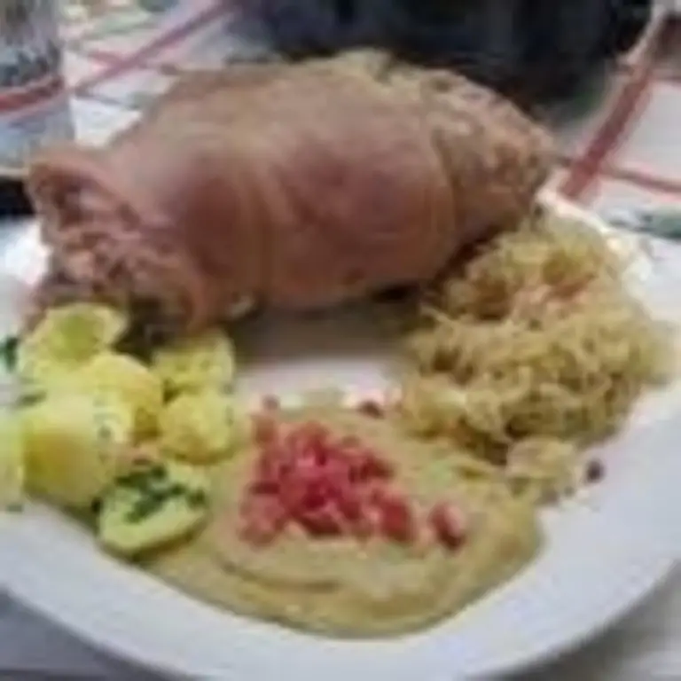 Свиная рулька с квашеной капустой