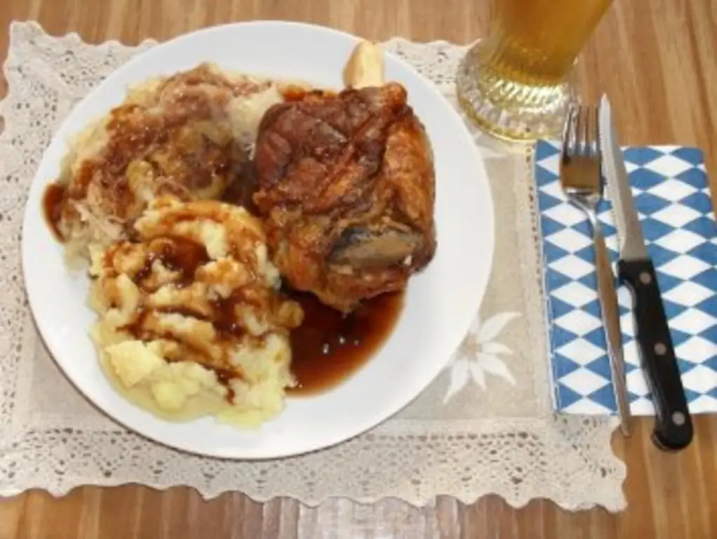 Свиная рулька со свиной рулькой и бульоном