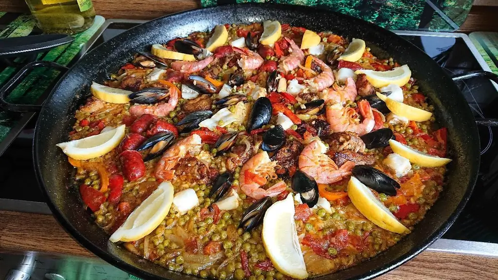 Паэлья с курицей, рыбой, мидиями, креветками & Чоризо