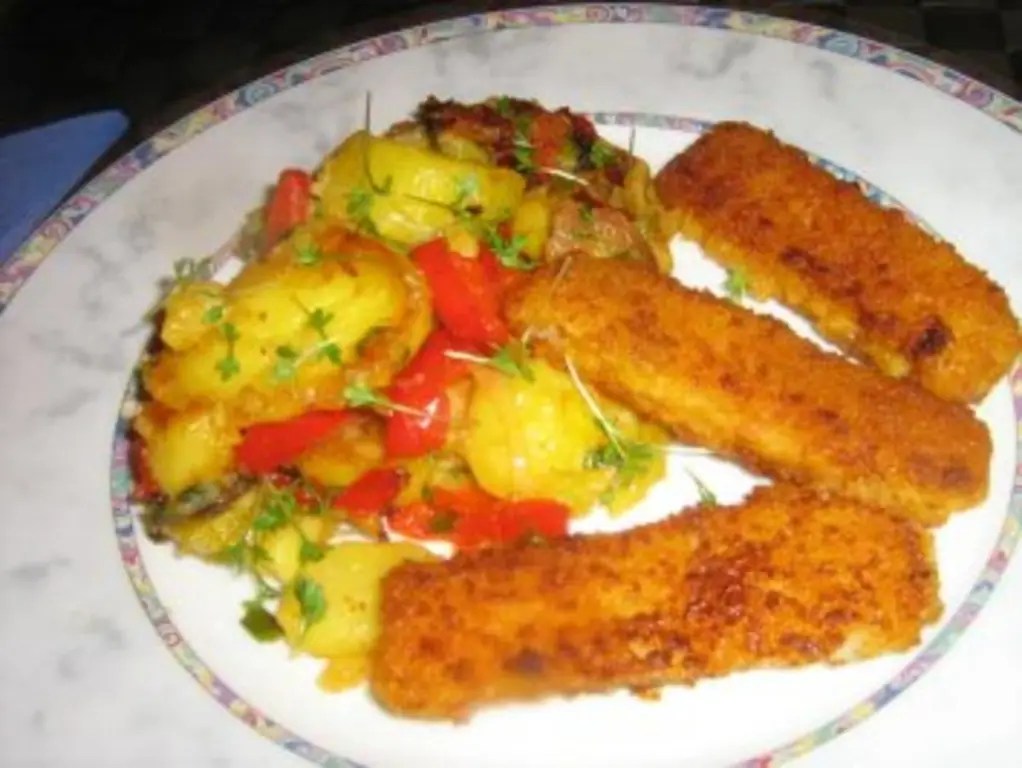 Жареная картошка с перцем и рыбными палочками