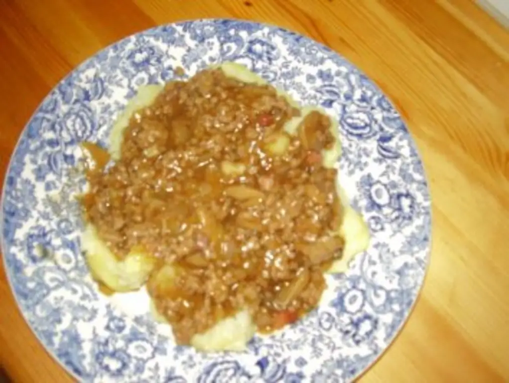 Темный мясной соус с отварным картофелем "Сытный"